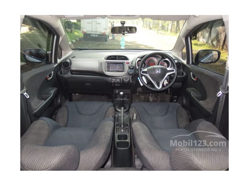 Jual Mobil Honda Jazz 2013 RS 1.5 di Jawa Timur Manual Hatchback Silver