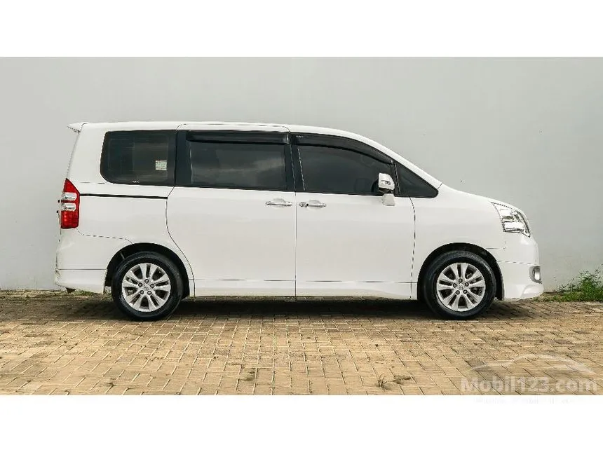 2017 Toyota NAV1 V Limited MPV