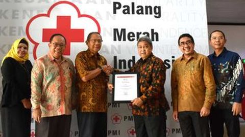Mitsubishi Fuso Serahkan 5 Truk ke PMI untuk Bantu Palu