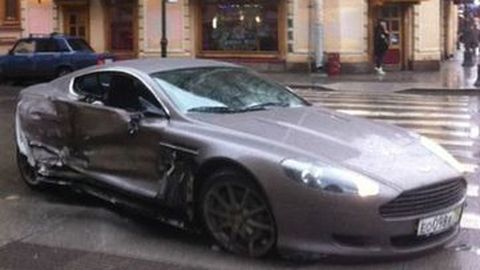 Pesepakbola 15 Tahun Kecelakaan Saat Gunakan Aston Martin