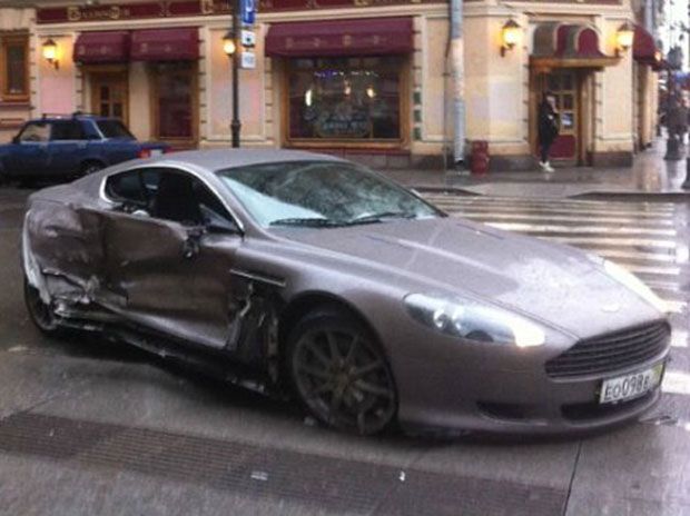 Pesepakbola 15 Tahun Kecelakaan Saat Gunakan Aston Martin