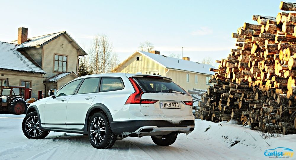2017 Volvo V90 Cross Country review - Drive