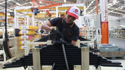 Komponen UD Trucks Masih Impor