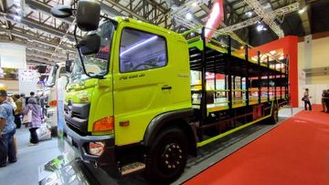 Hino Luncurkan Truk Khusus untuk Mengangkut Mobil dan Motor