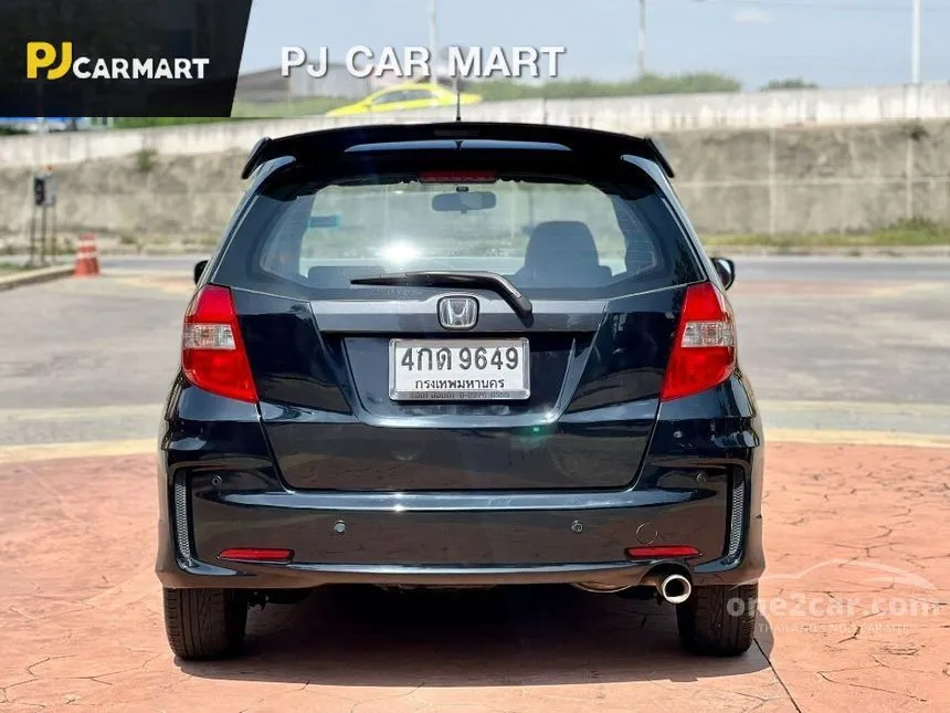 2013 Honda Jazz SV i-VTEC Hatchback
