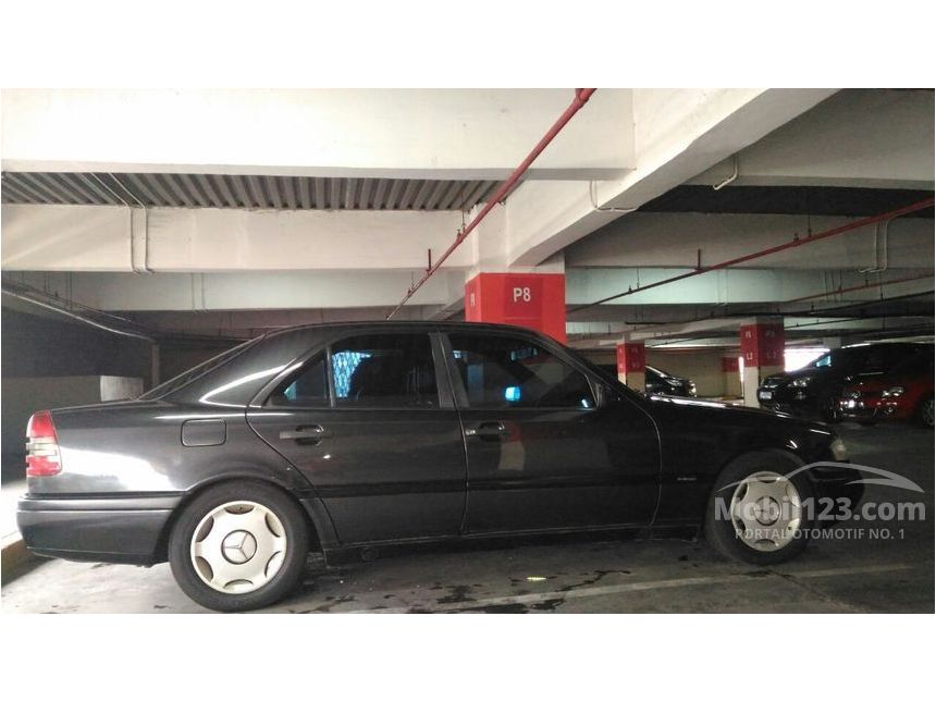 Foto Mobil Sedan Antik - Rommy Car