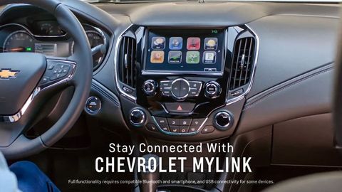 2016 US-Spec Chevrolet Cruze Dashboard Previewed In CarPlay Promo Video