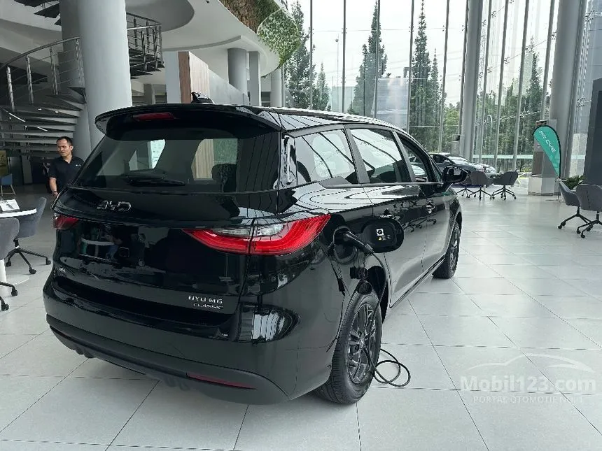 2026 BYD M6 DM-i Classic Standard PHEV MPV