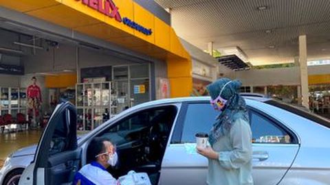 Shell Bagikan Masker dan Disinfektan Interior Mobil Pelanggan