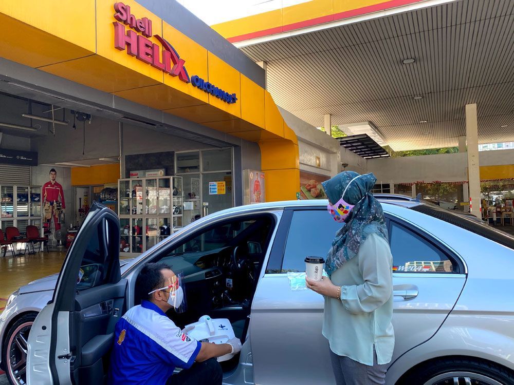 Shell Bagikan Masker dan Disinfektan Interior Mobil Pelanggan