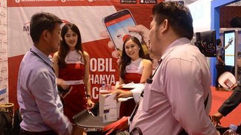 Selfie di Booth Mobil123, Dapat Merchandise Menarik