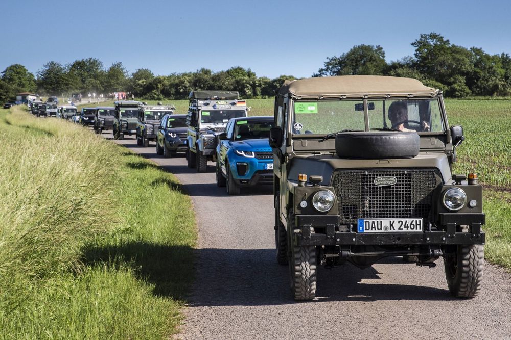 Land Rover Sets New Guinness World Record To Celebrate 70th Anniversary ...