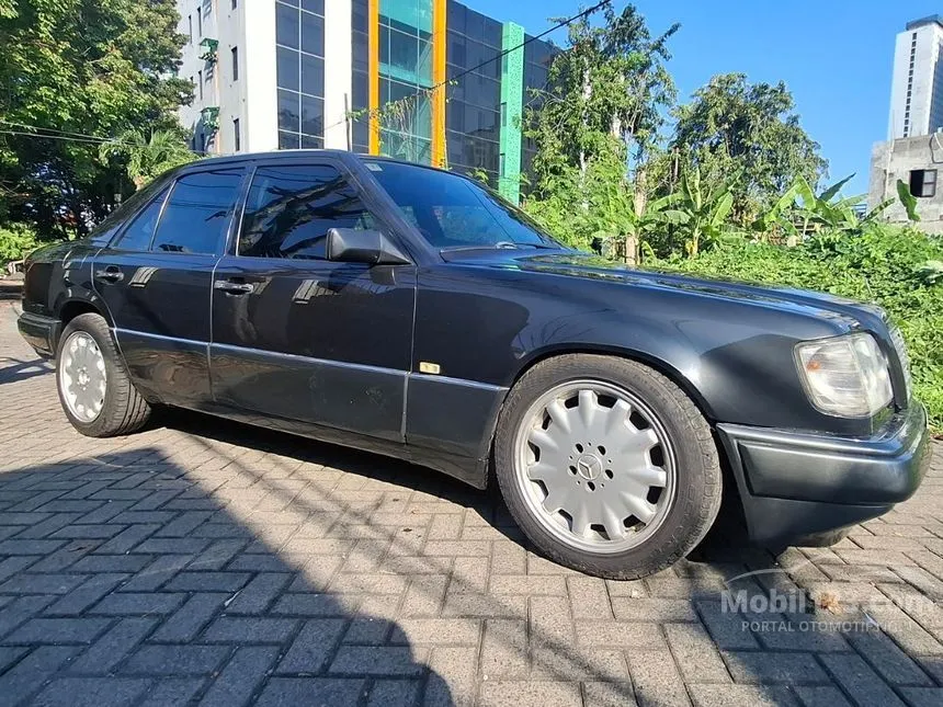 1994 Mercedes-Benz E320 Sedan