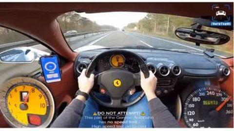 Sensasi Ngebut Naik Ferrari Hingga 310 km/jam di Jalan Bebas Hambatan