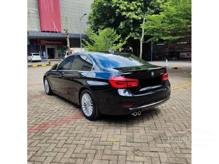 2018 BMW 320i Luxury Sedan
