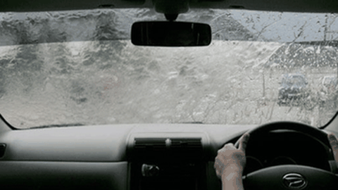 6 Tips Aman Berkendara Saat Hujan, Jenis Kaca Film juga Penting Lho