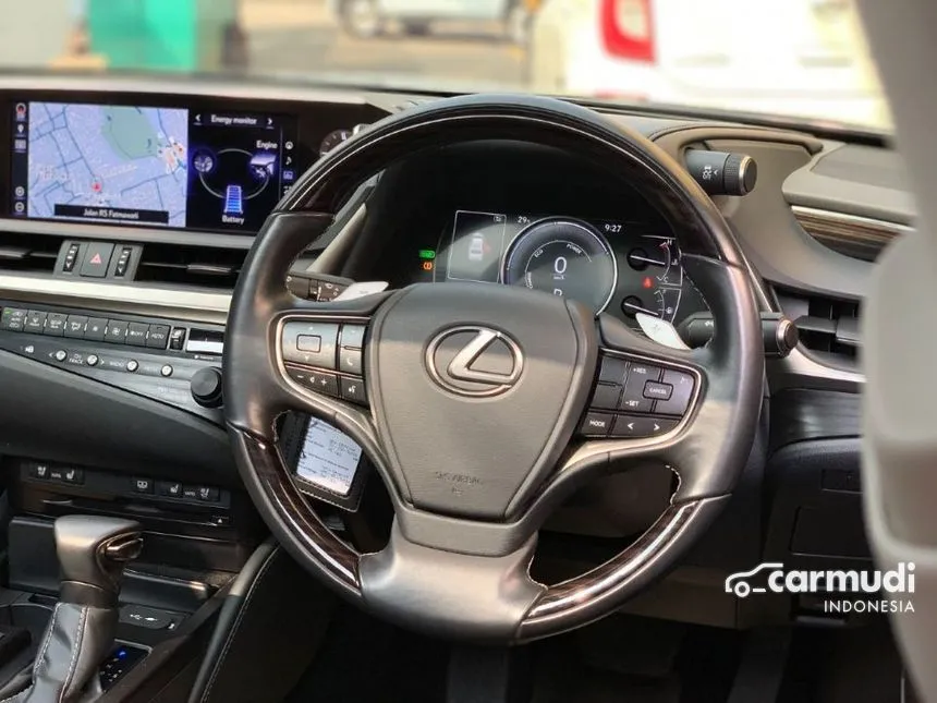 2019 Lexus ES300h Ultra Luxury Sedan