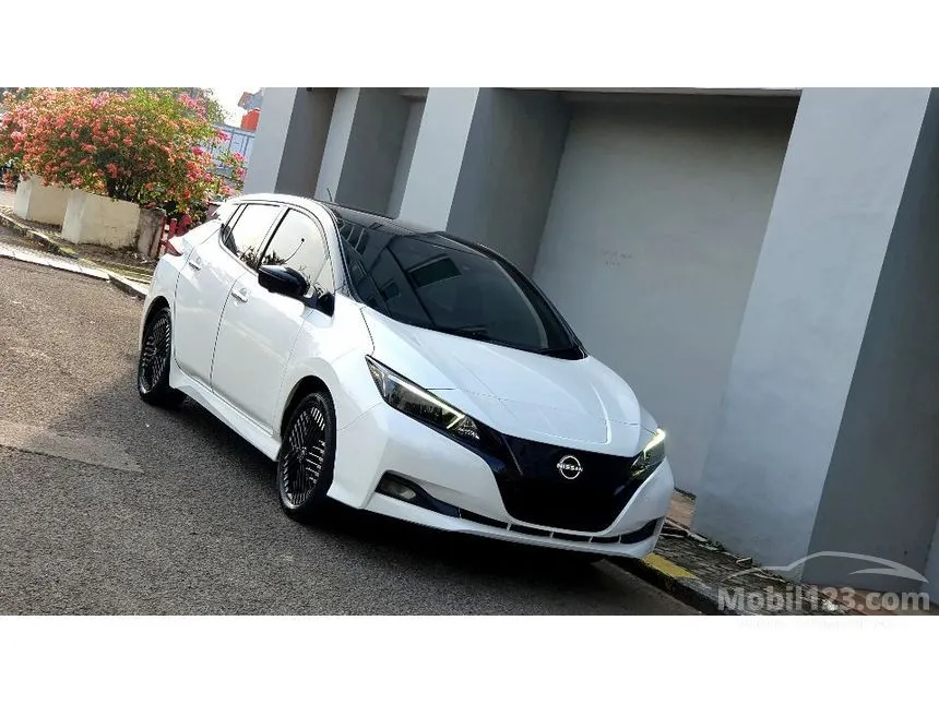 2023 Nissan Leaf (2 Tone) Hatchback