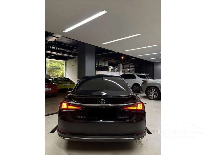 2023 Lexus ES 300h Ultra Luxury Sedan