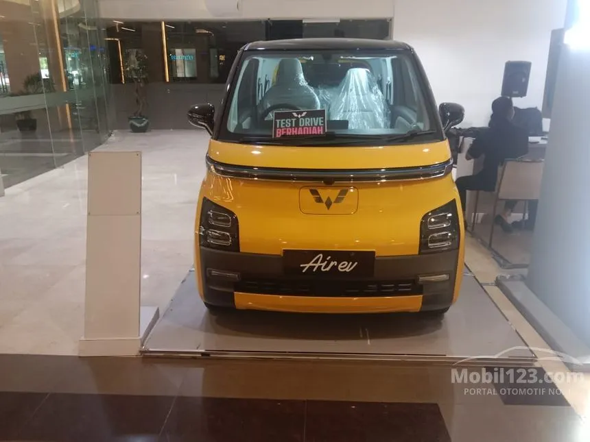 Jual Mobil Wuling EV 2023 Air ev Charging Pile Long Range di Jawa Barat Automatic Hatchback Kuning Rp 253.000.000