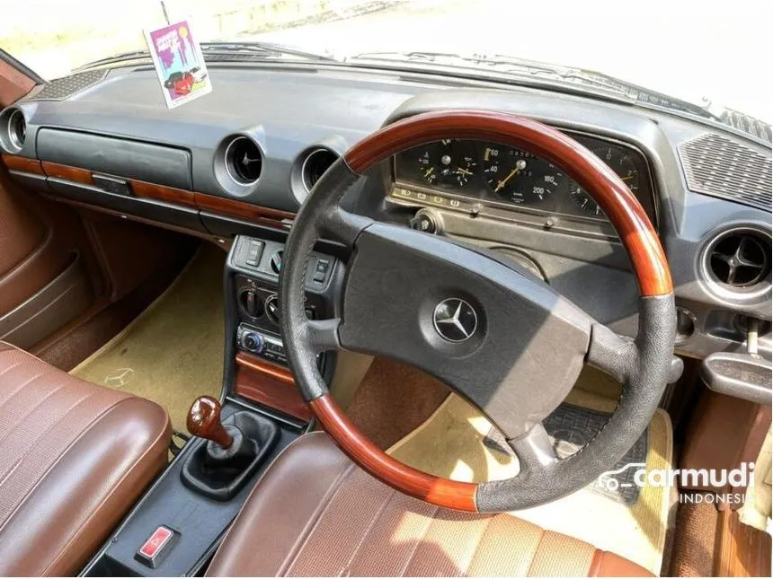 1977 Mercedes-Benz 200 W123 Sedan