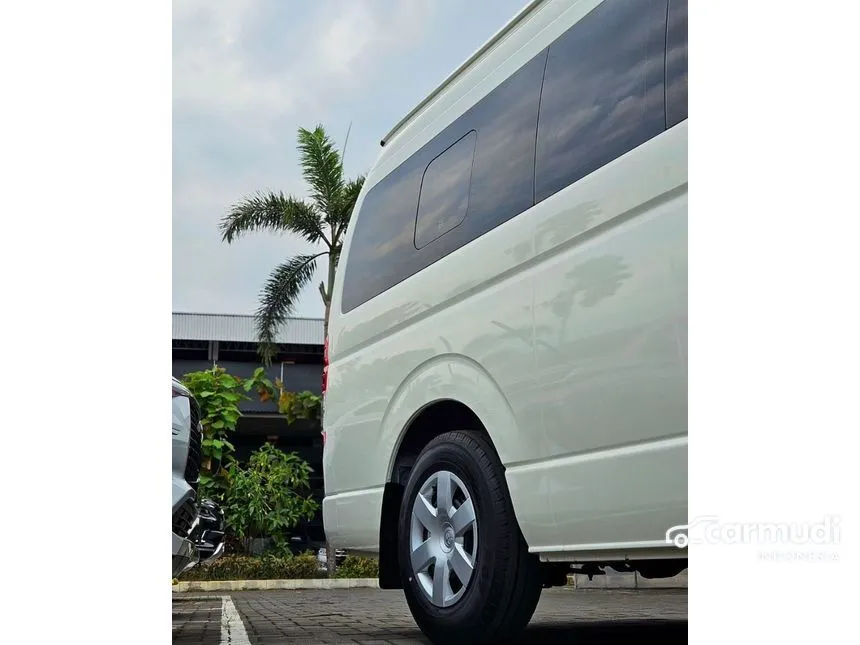 2024 Toyota Hiace Commuter Van Wagon