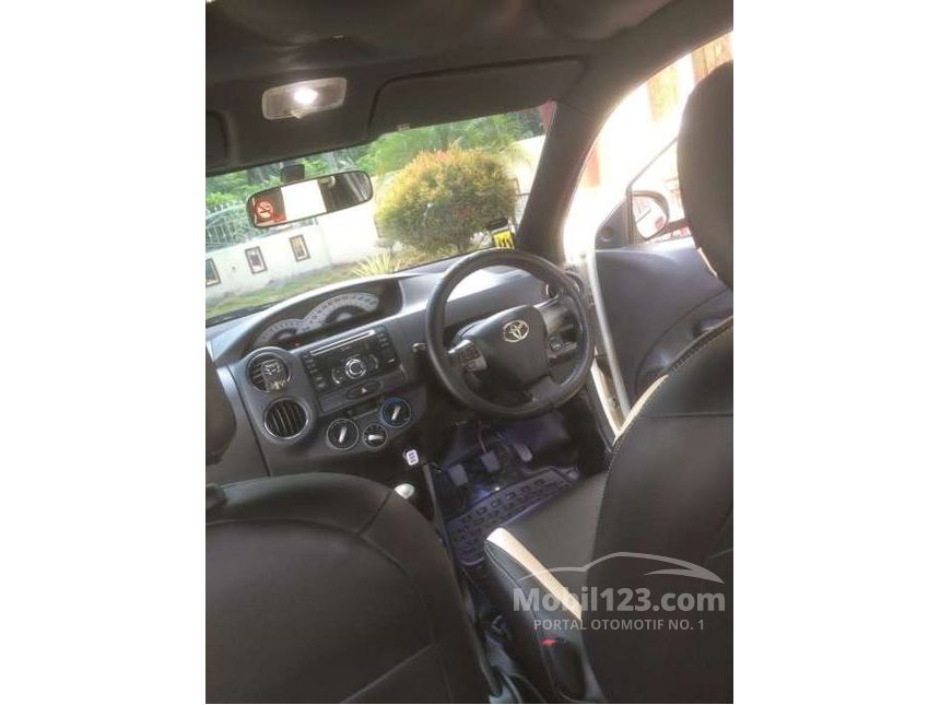 2014 Toyota Etios Valco G Hatchback