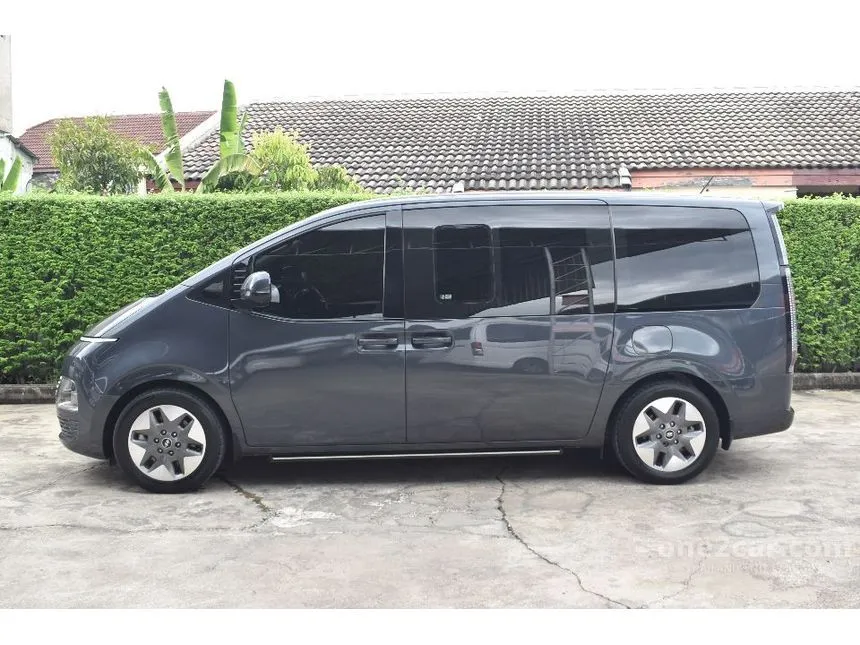 2021 Hyundai Staria SEL Van