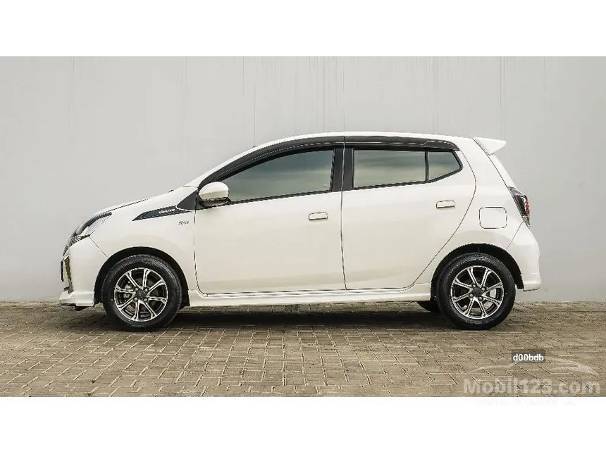2022 Daihatsu Ayla R Deluxe Hatchback