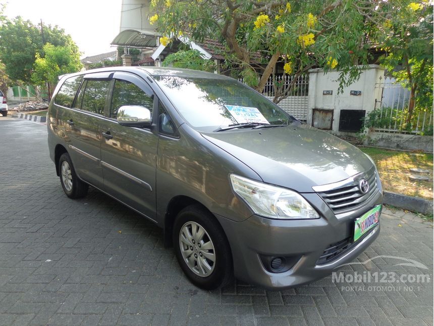 Jual Mobil Toyota Kijang Innova 2012 E 2.0 di Jawa Timur Manual MPV Abu