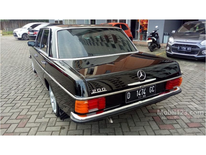1972 Mercedes-Benz 200 W115 Sedan