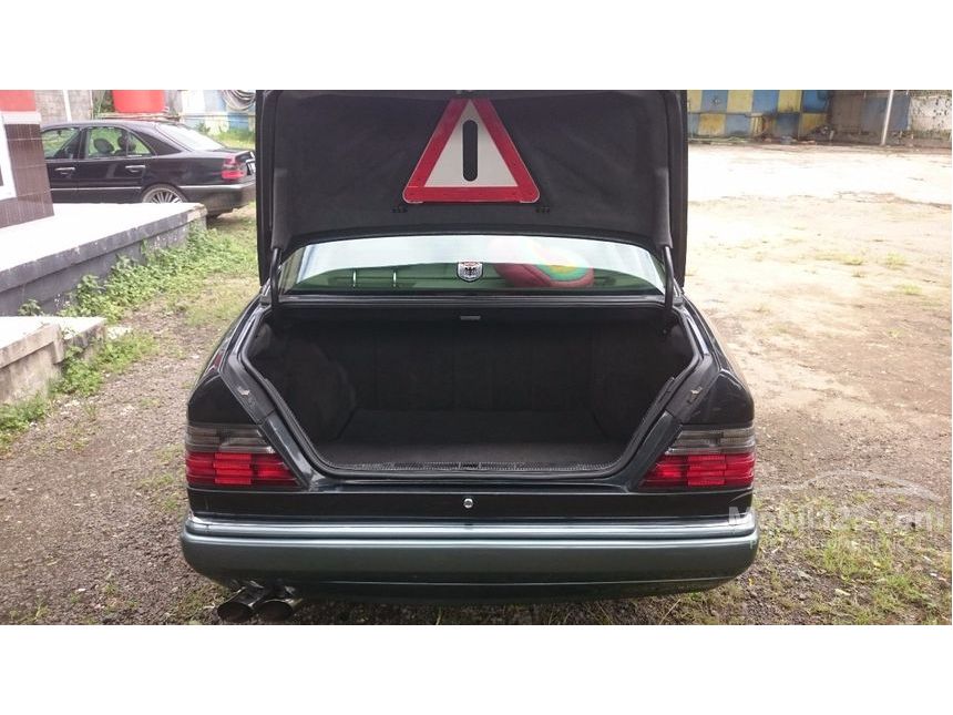1994 Mercedes-Benz E220 Sedan