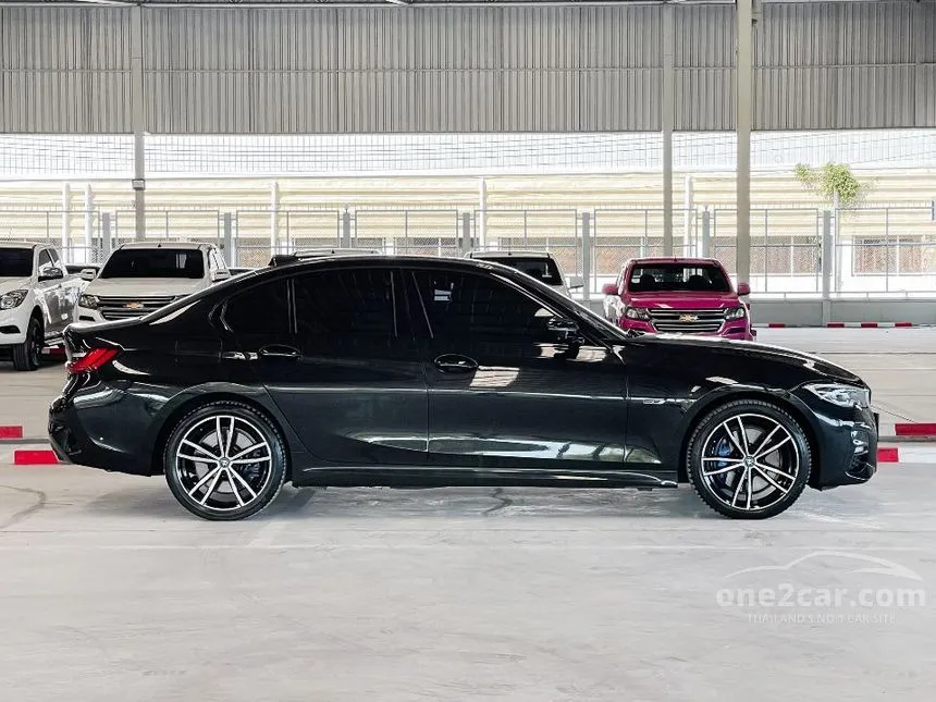 2022 BMW 330e M Sport Sedan
