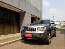 Jeep Grand Cherokee 4WD Overland CBU Fullspec AT 2011 Gray Metalik 29 ribu miles BEST DEAL