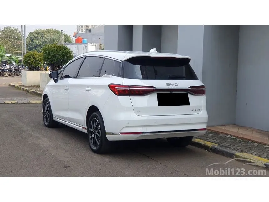 2025 BYD M6 Superior Captain 6 Seater MPV