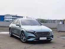 2025 Mercedes-Benz E200 2.0 Exclusive Line Sedan silver on Tonka Brown Odo 4 Rb (TERMURAH) LIKE NEW