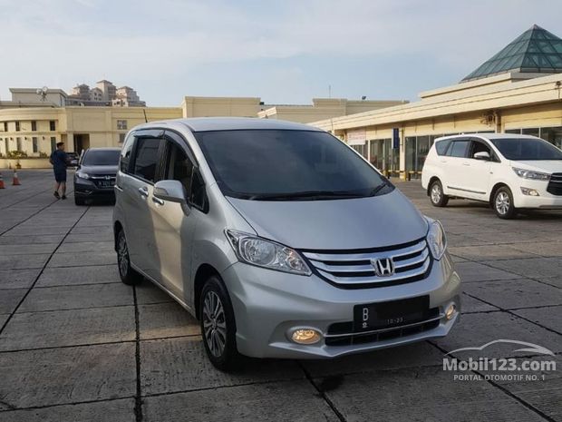 Honda Freed E Mobil Tahun 2015-2016 bekas dijual di 