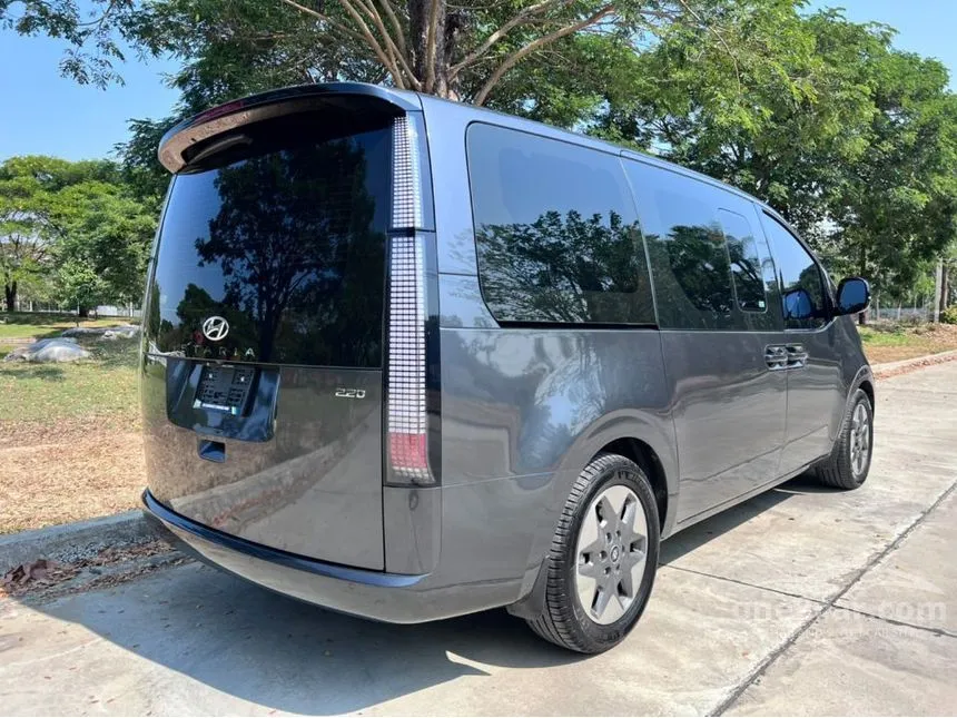 2022 Hyundai Staria SEL Van