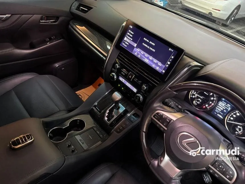 2022 Lexus LM 350 7 Seater MPV