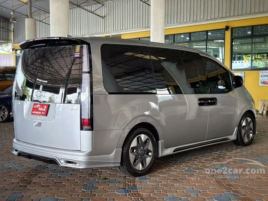 2024 Hyundai Staria SEL Van