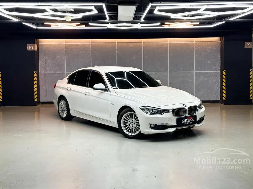 2013 BMW 320i Luxury Sedan