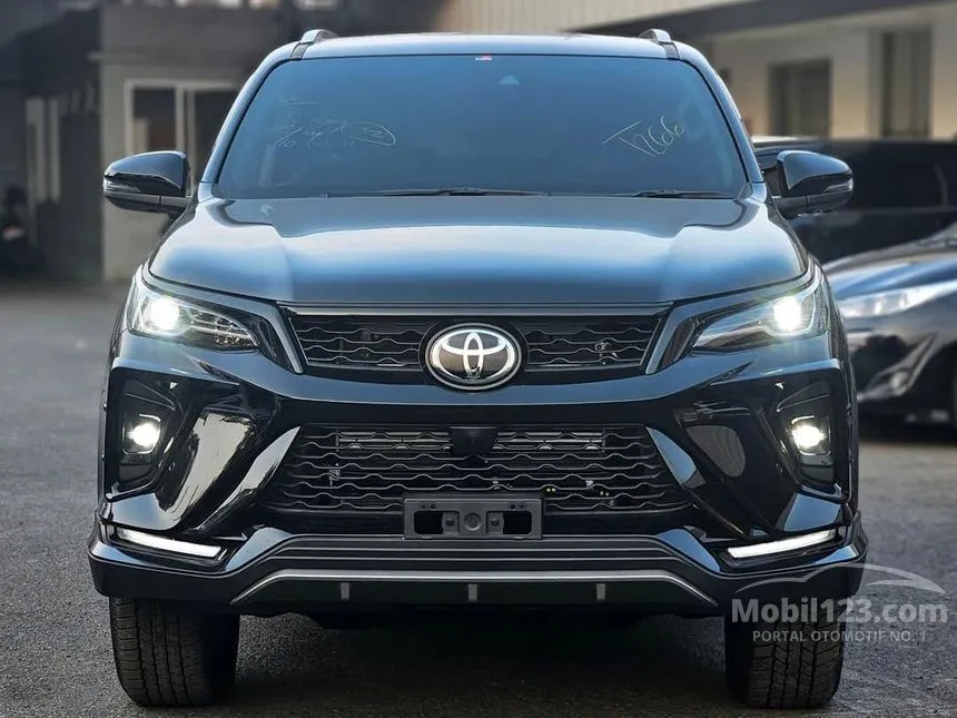 Jual Mobil Toyota Fortuner 2024 VRZ TSS GR Parts Aero Package 2.8 di Jawa Tengah Automatic SUV Hitam Rp 671.700.000