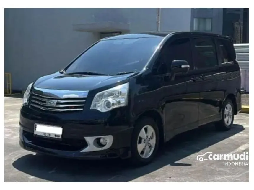 2013 Toyota NAV1 V Luxury MPV