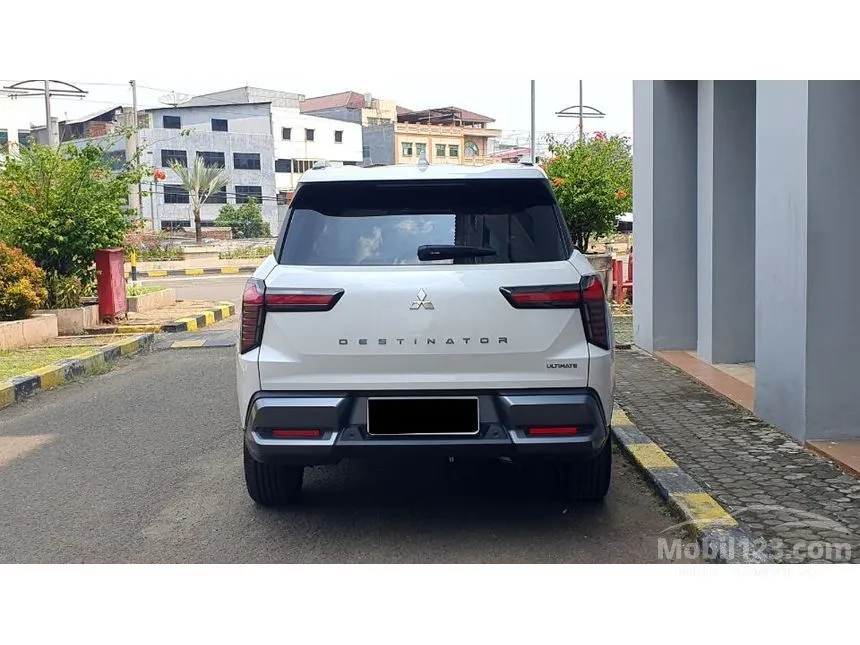 2025 Mitsubishi Destinator Ultimate (Quartz White Pearl) SUV