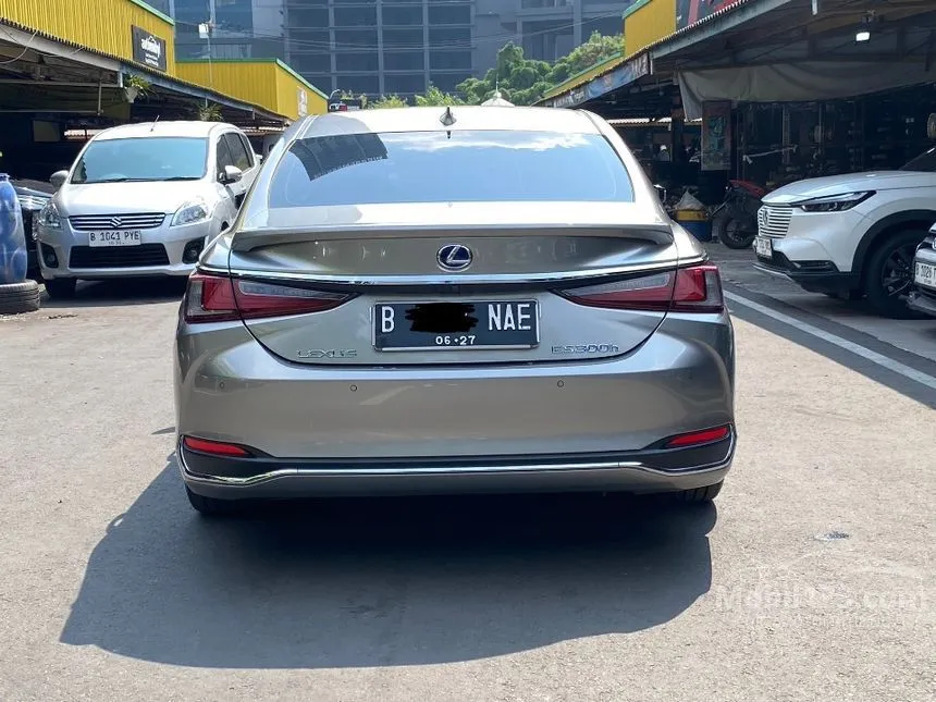 2022 Lexus ES 300h Ultra Luxury Sedan
