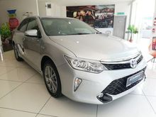 2018 Toyota Camry 2.5 Hybrid Luxury Sedan