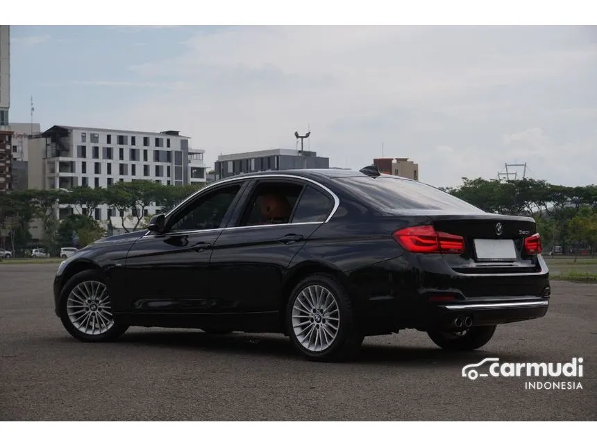 2018 BMW 320i Luxury Sedan