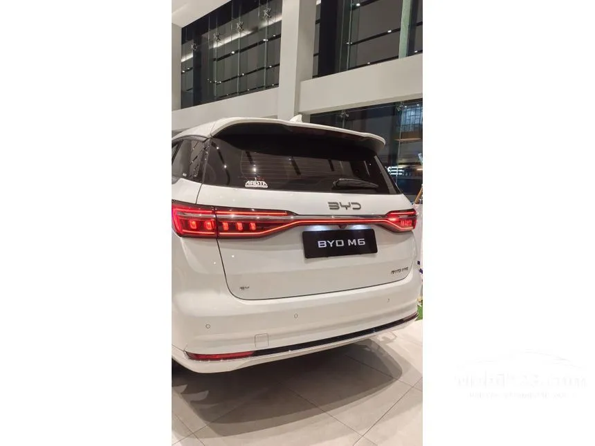 2025 BYD M6 Superior Captain 6-seater MPV