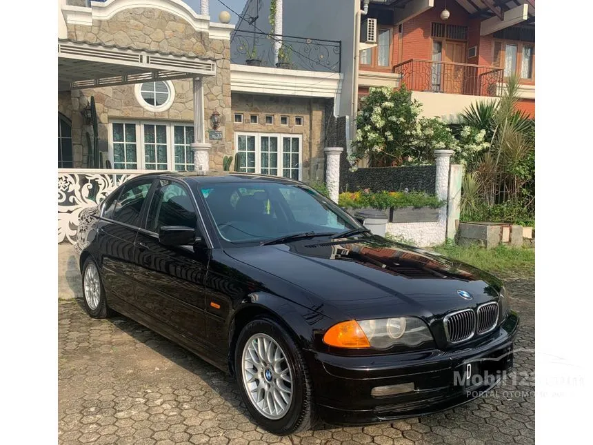 2000 BMW 323i Sedan