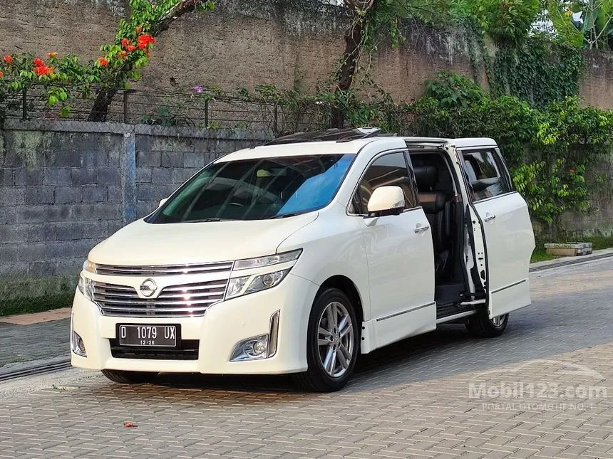 Jual Mobil Nissan Elgrand 2012 Highway Star 2.5 di Jawa Barat Automatic MPV Putih Rp 245.000.000